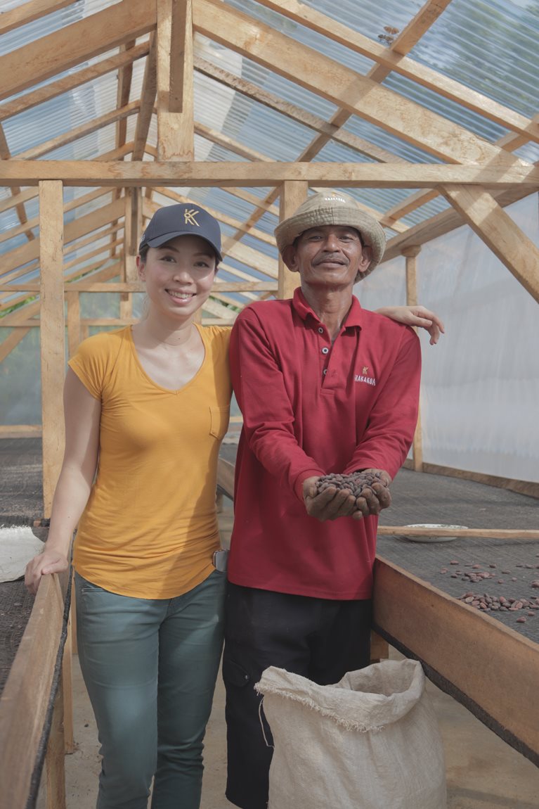 Image of Sabrina and cocoa farmer